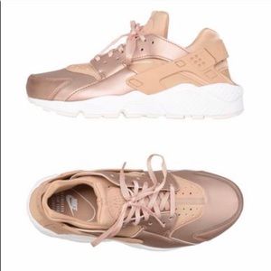 NIB Nike rose gold huarache !